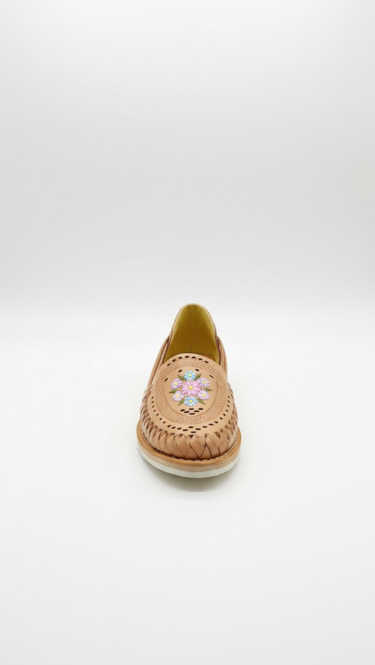 Huarache miel con flor bordada sin correa