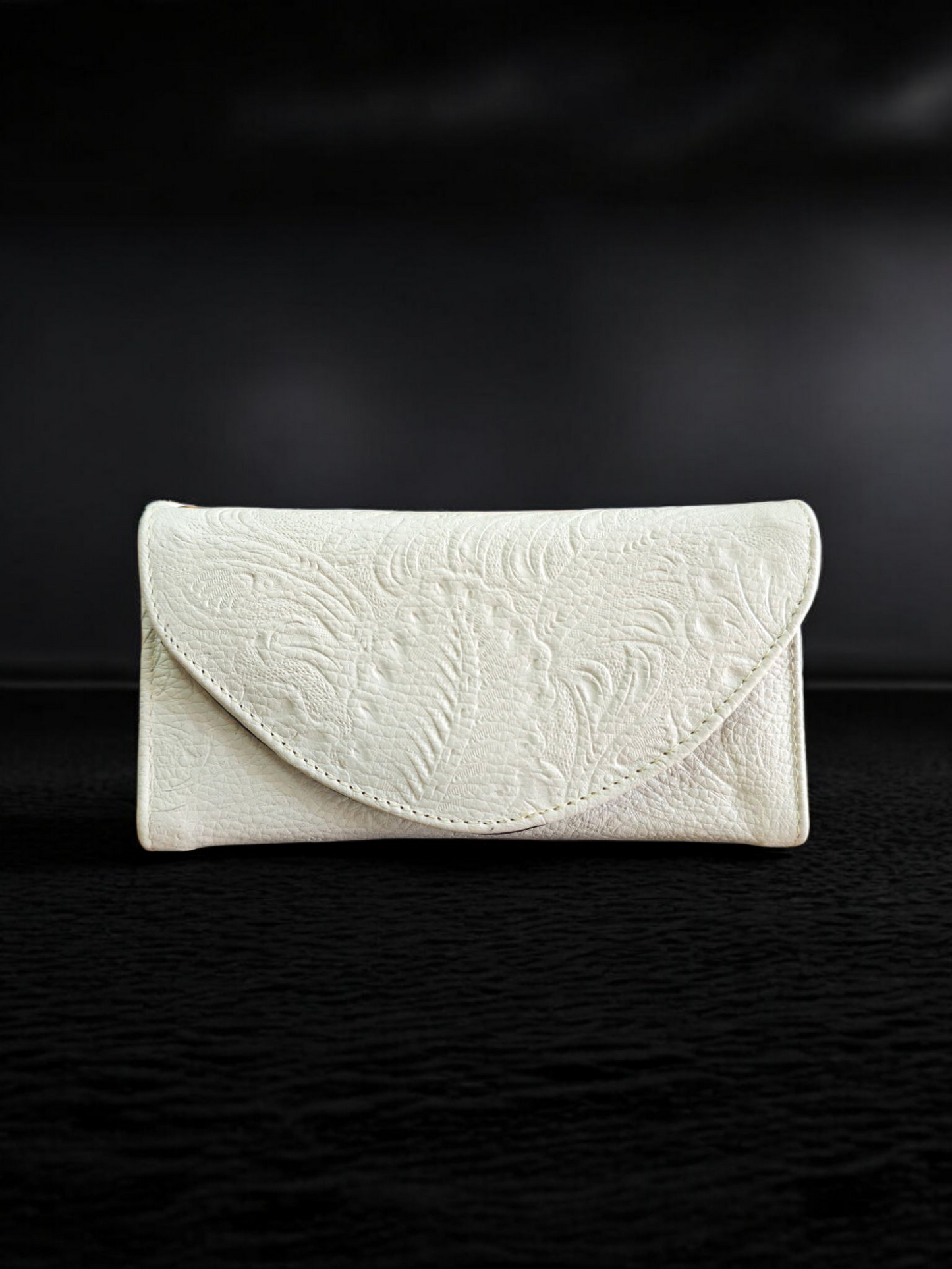 Cartera blanca grabada