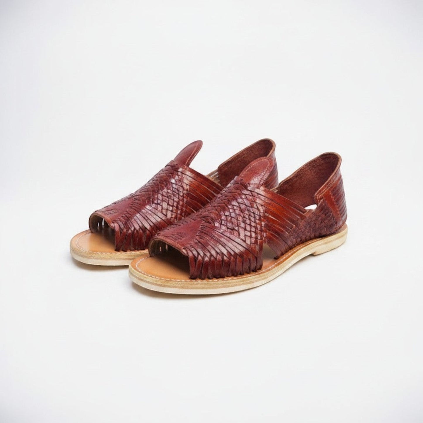 Sandalias huaraches ARTESANALRENVAL de piel marrón tejida a mano con diseño de puntera abierta y suela flexible.