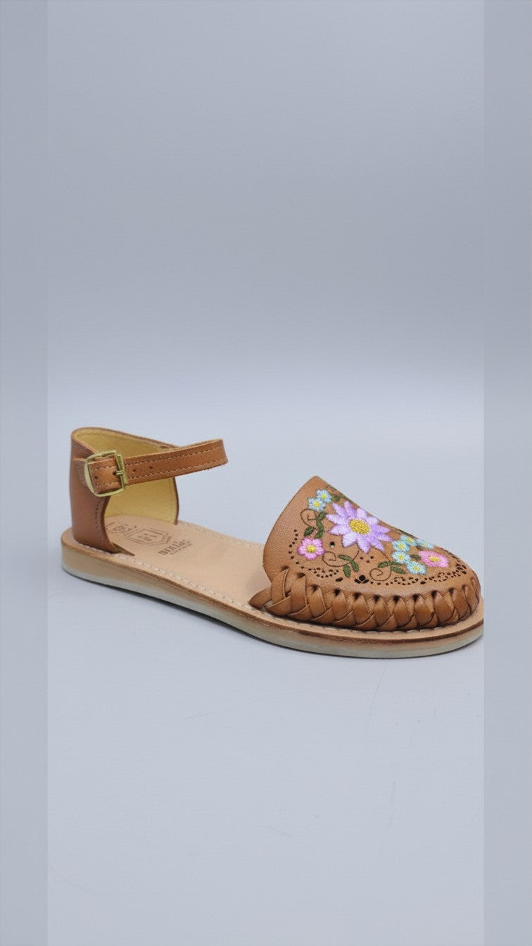 Alpargata látigo miel con flores lila bordadas