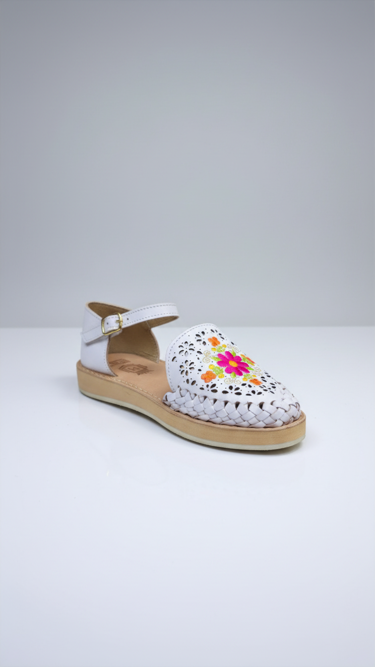 Huarache miel con flores bordadas sin correa