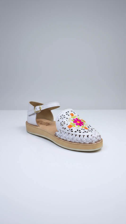 Huarache miel con flores bordadas sin correa