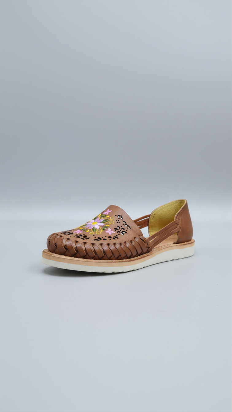 Huarache miel con flores bordadas sin correa