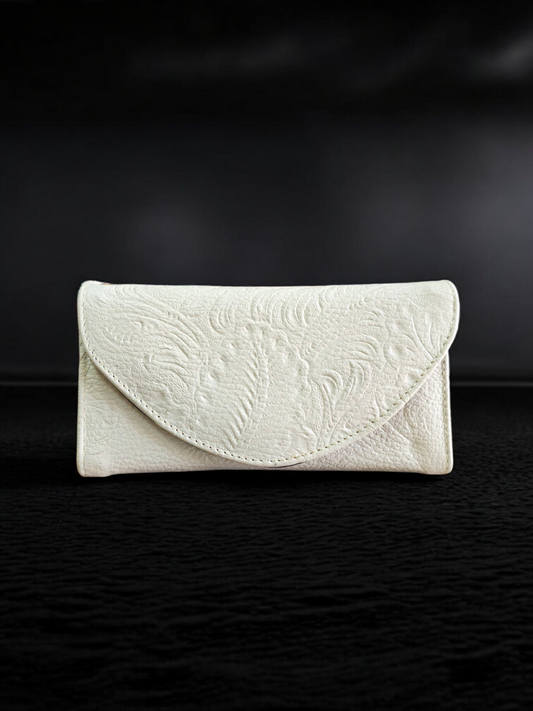 Cartera blanca grabada