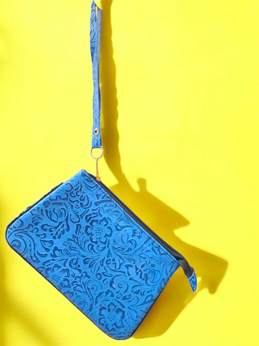 Muñequera azul grabada