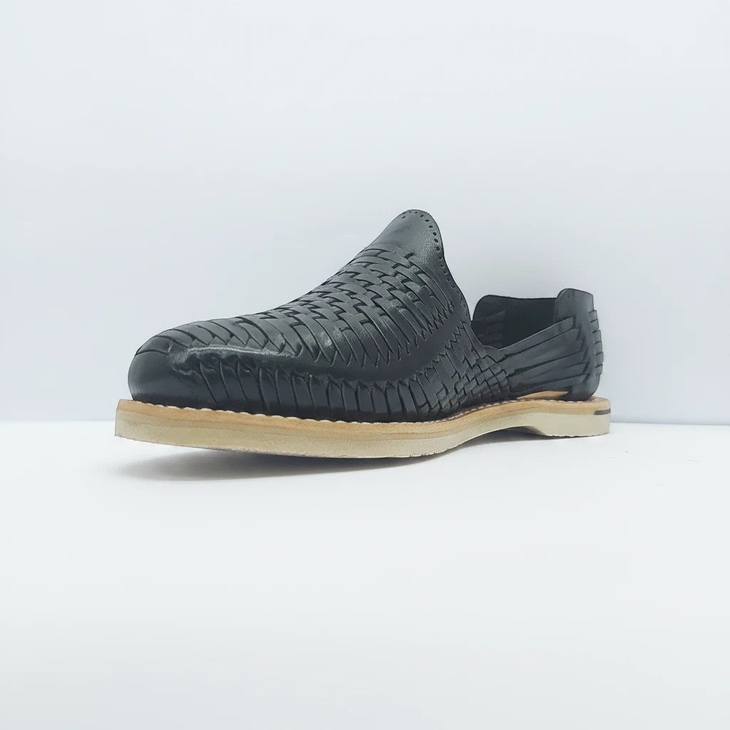 Huarache ARTESANALRENVAL Domino fino negro de piel genuina con tejido artesanal y suela resistente.