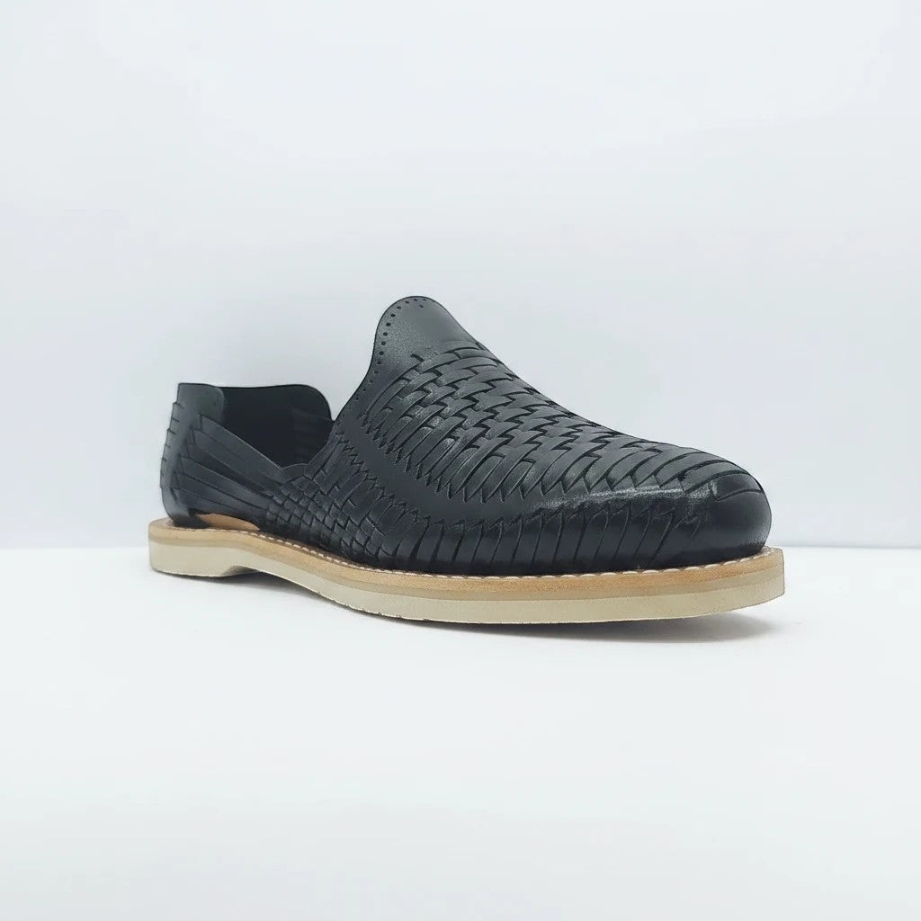 Huarache ARTESANALRENVAL Domino fino negro de piel genuina con tejido artesanal y suela resistente.