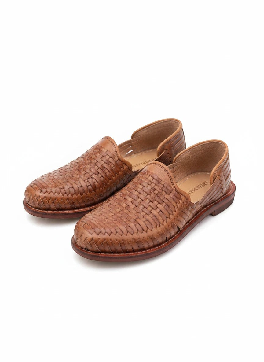 Huaraches Domino tan de ARTESANALRENVAL, calzado artesanal para hombre en piel genuina con tejido trenzado a mano.