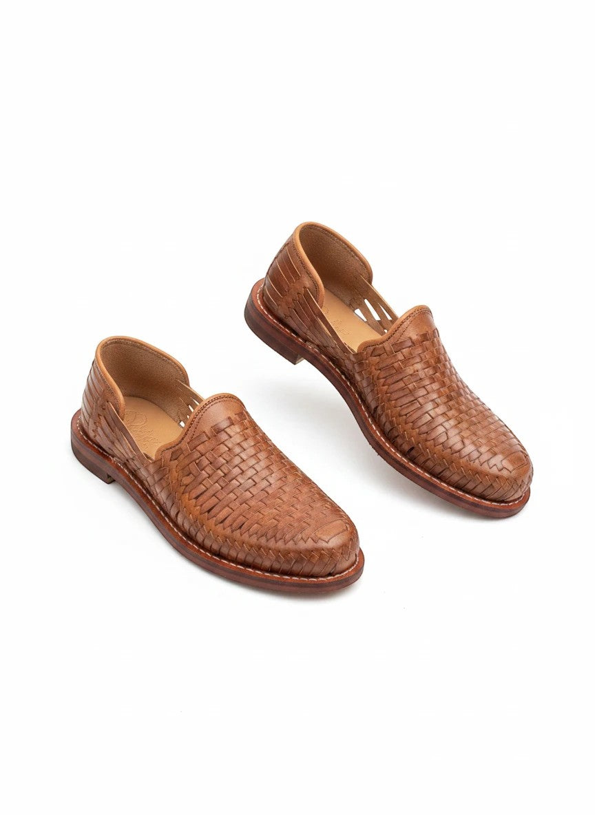 Huarache Domino tan de ARTESANALRENVAL, calzado artesanal de piel genuina con tejido trenzado en color café natural.