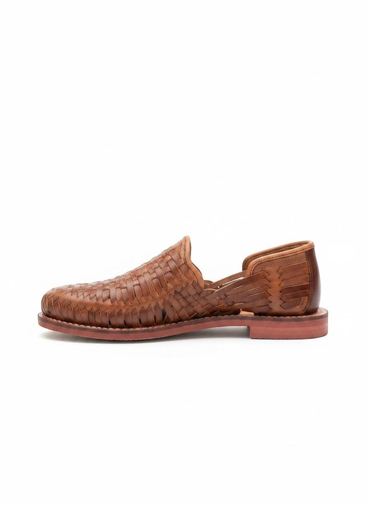 Huarache tradicional Domino tan de ARTESANALRENVAL en piel genuina con tejido artesanal y suela resistente.