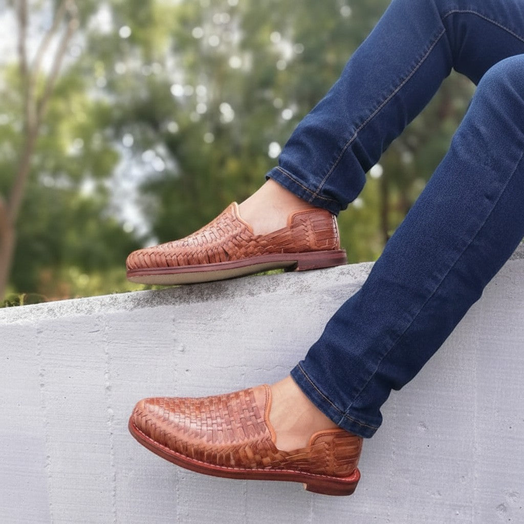 Huarache tradicional Domino tan de ARTESANALRENVAL en piel genuina con tejido artesanal y suela resistente.