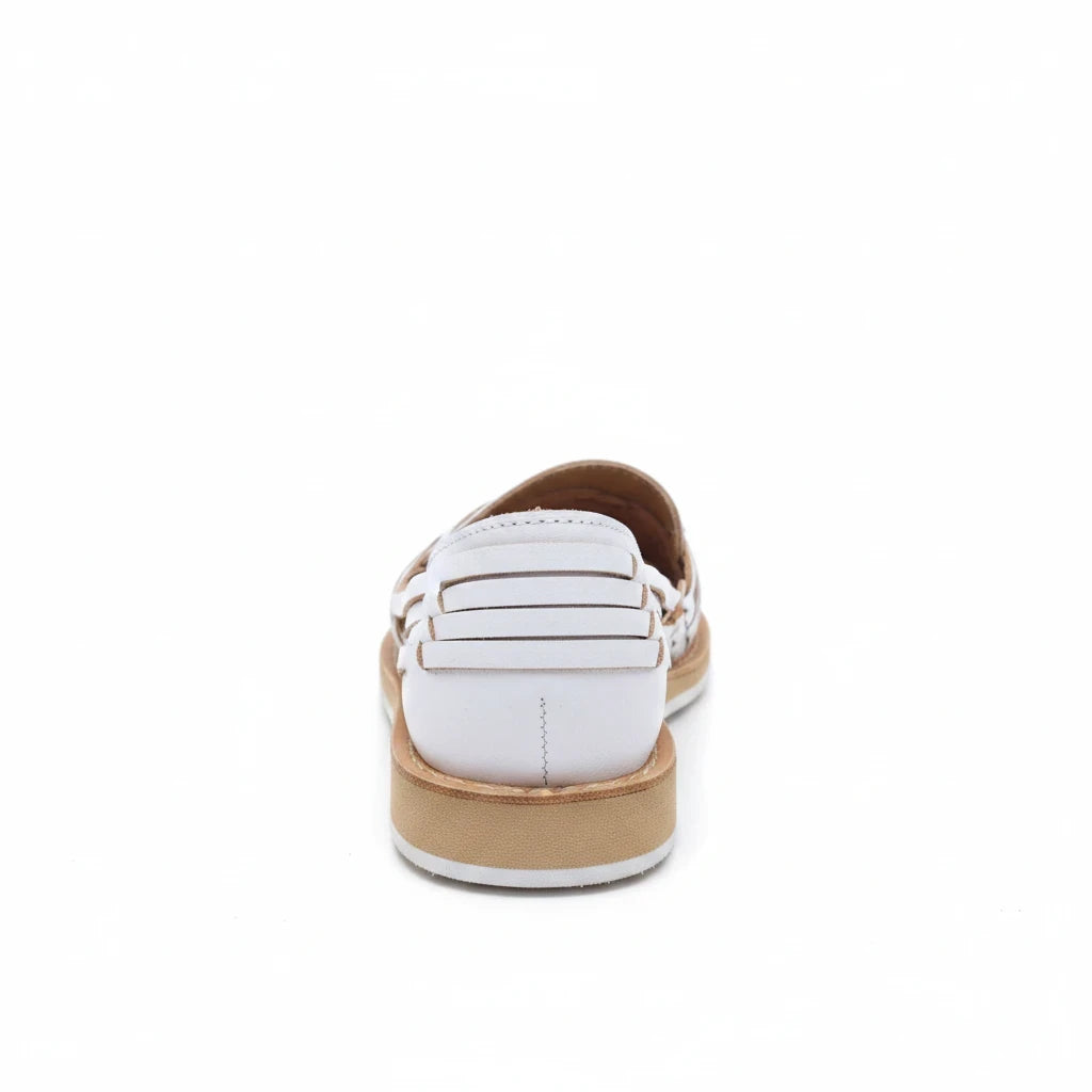Vista trasera de huarache ARTESANALRENVAL color lila en piel genuina con suela antiderrapante y diseño artesanal
