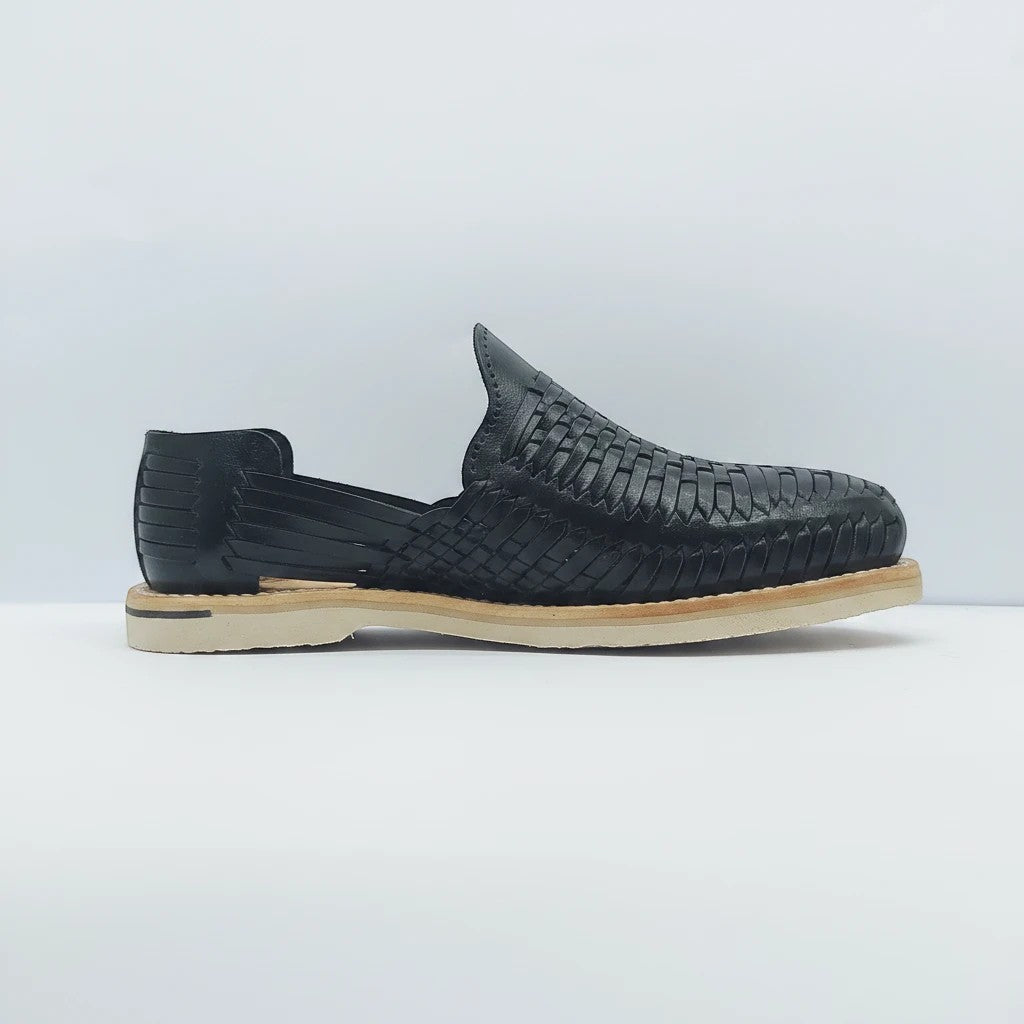 Huarache ARTESANALRENVAL negro de piel genuina con tejido artesanal y suela resistente para un estilo casual elegante.