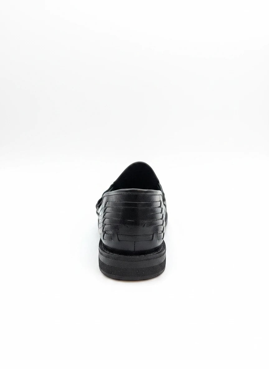 Huarache artesanal negro de piel genuina con tejido trenzado a mano, marca ARTESANALRENVAL, estilo casual para hombre.