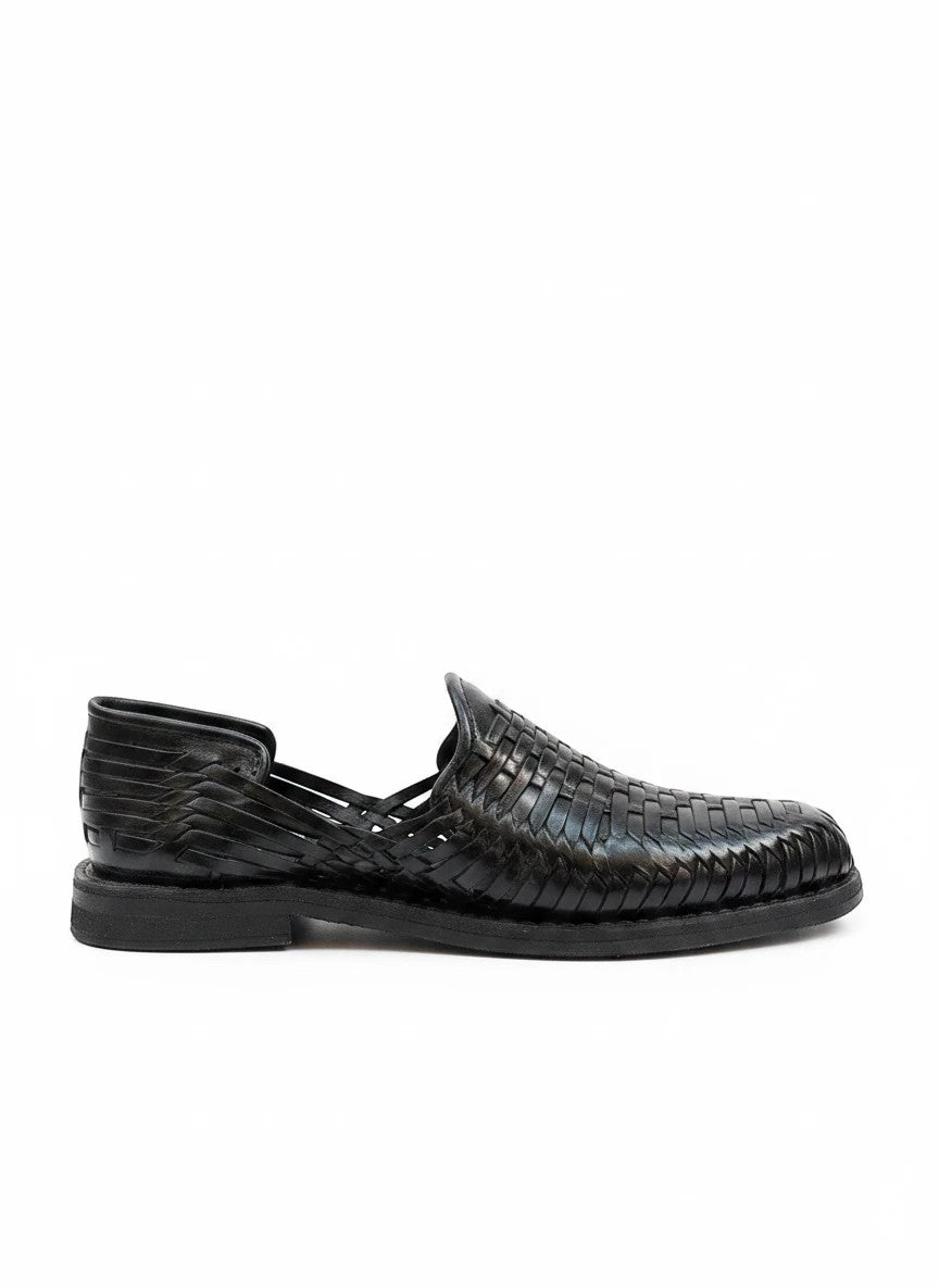 Huarache artesanal de piel negra para hombre de ARTESANALRENVAL con diseño trenzado a mano y suela resistente.