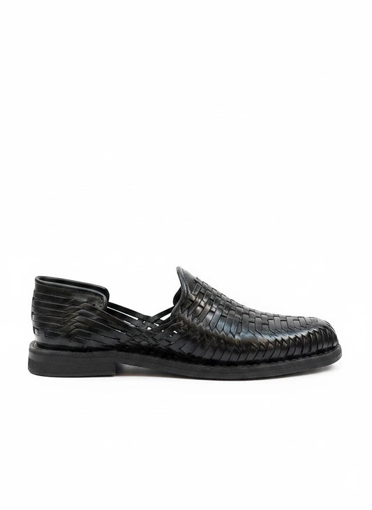 Huarache artesanal de piel negra para hombre de ARTESANALRENVAL con diseño trenzado a mano y suela resistente.