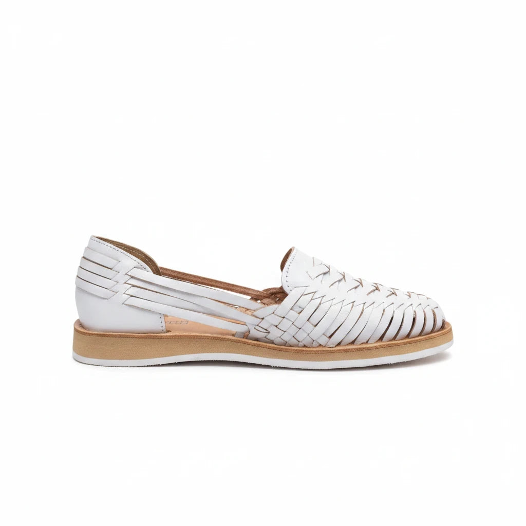 Huarache ARTESANALRENVAL moderno en piel blanca trenzada artesanal con suela cómoda y diseño ergonómico