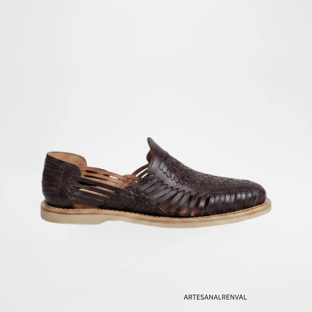 Huaraches ARTESANALRENVAL de piel café con tejido artesanal, diseño fresco y cómodo para uso casual.