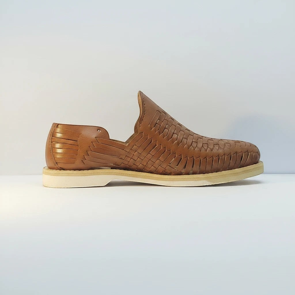 ARTESANALRENVAL huarache de piel genuina en color coñac, tejido artesanalmente, diseño abierto y suela cómoda.