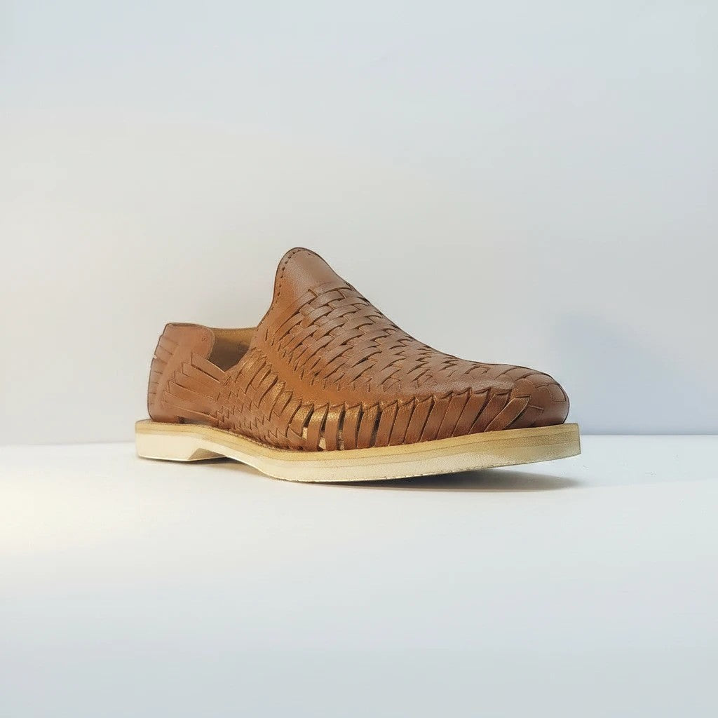 ARTESANALRENVAL huarache de piel color coñac tejido a mano, diseño abierto y suela cómoda para uso diario.