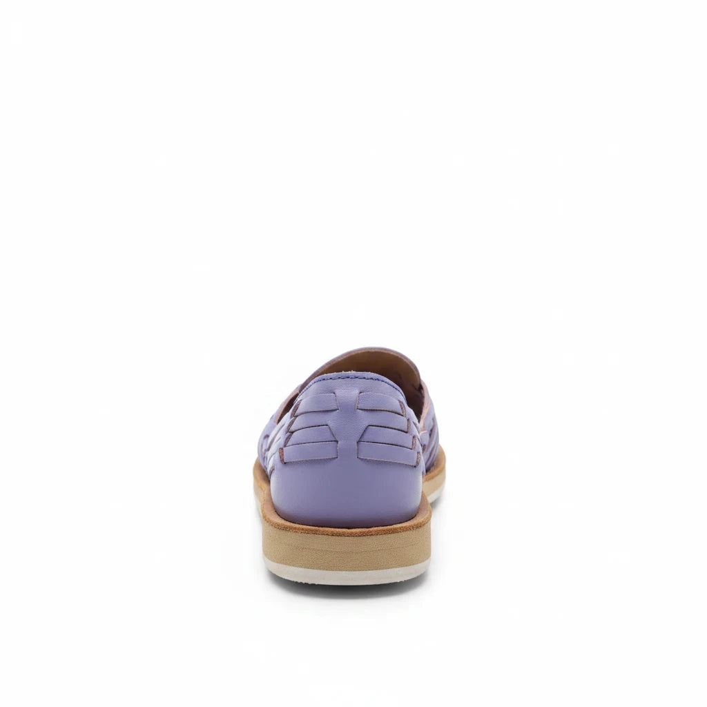 Vista trasera de huarache ARTESANALRENVAL en piel color lavanda con suela ligera y diseño artesanal tejido