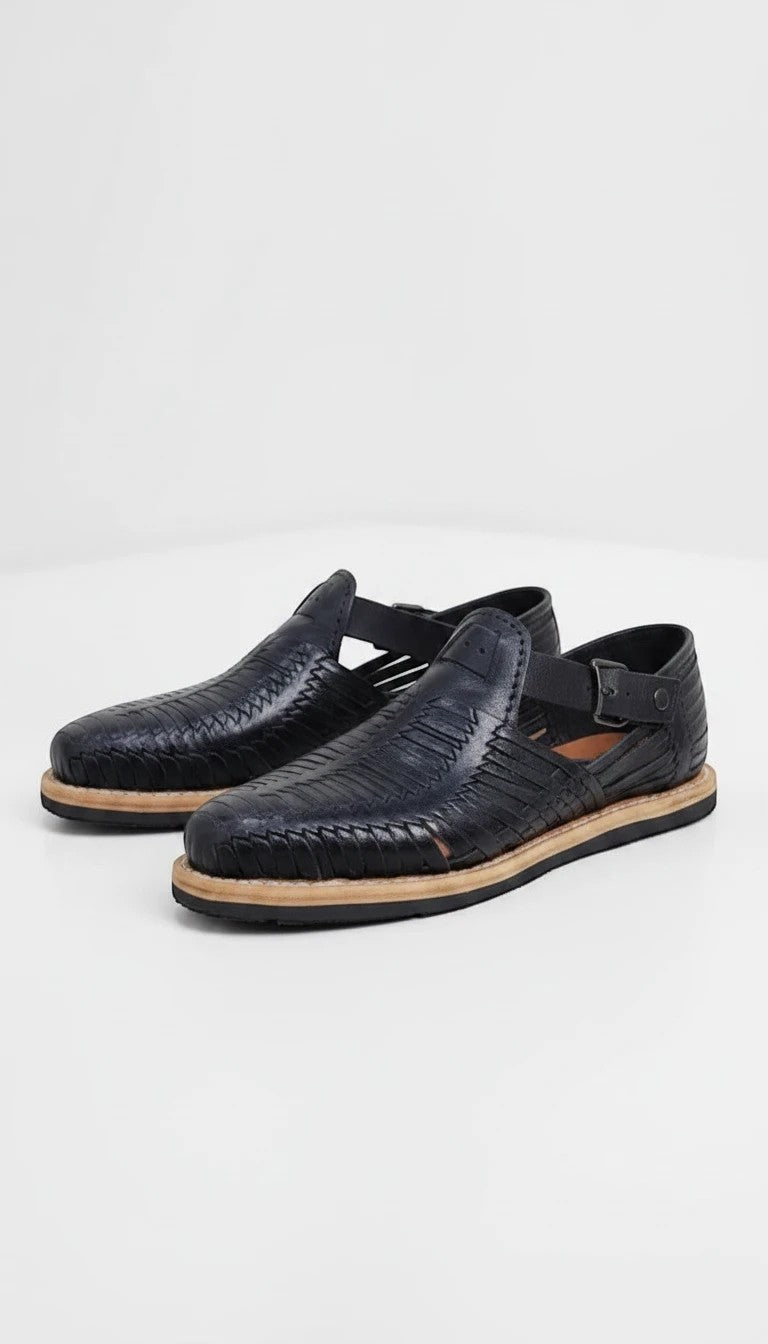 Huarache artesanal ARTESANALRENVAL de piel negra para caballero con tejido manual, hebilla lateral y suela de goma.