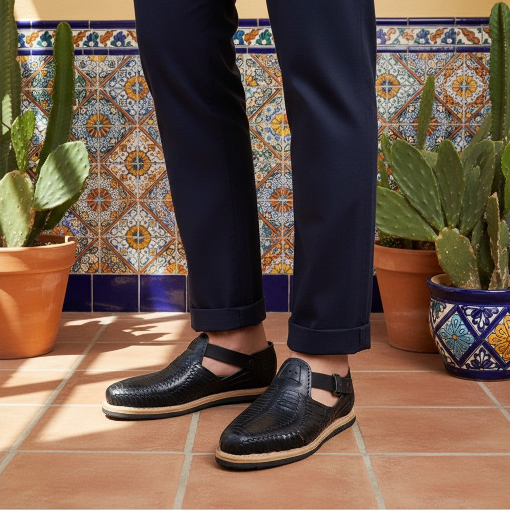 Huarache artesanal de piel negra ARTESANALRENVAL con tejido manual, hebilla lateral y suela de goma resistente.