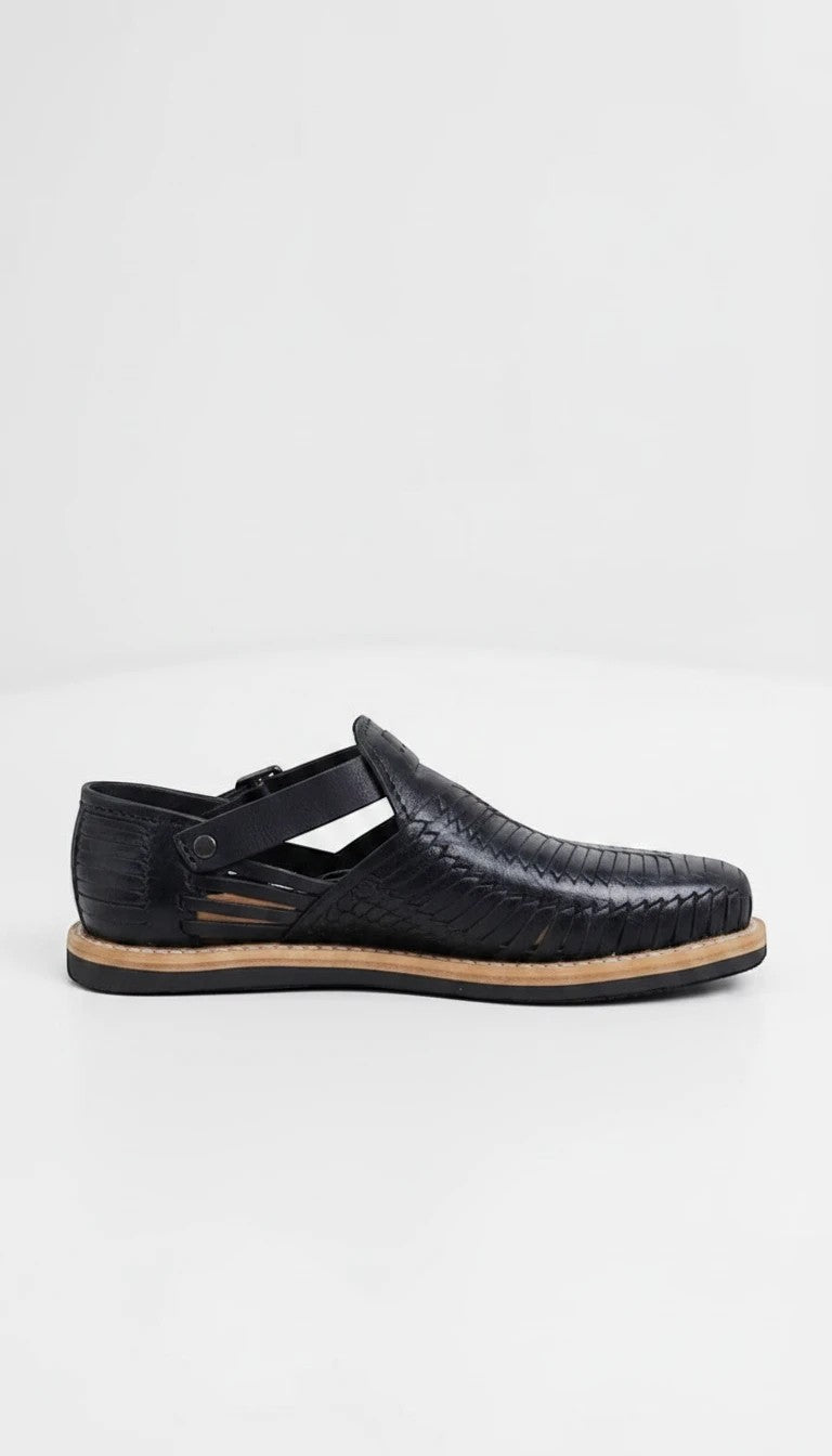 Huarache ARTESANALRENVAL de piel negra para caballero con tejido artesanal, hebilla lateral y suela de goma.