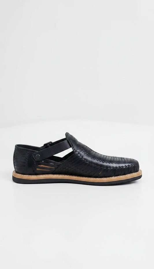 Huarache ARTESANALRENVAL de piel negra para caballero con tejido artesanal, hebilla lateral y suela de goma.