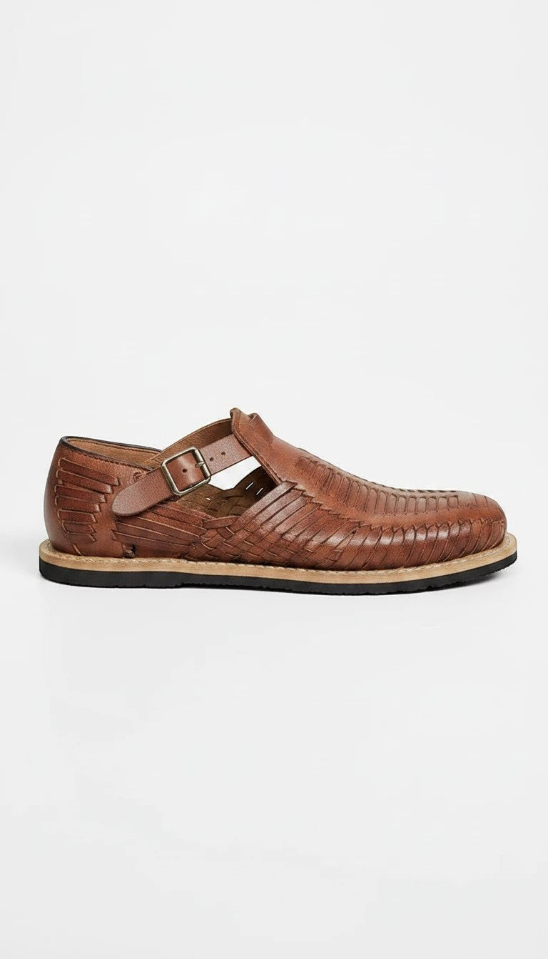 Huarache artesanal de piel trenzada color café para hombre de ARTESANALRENVAL con hebilla lateral y suela resistente.