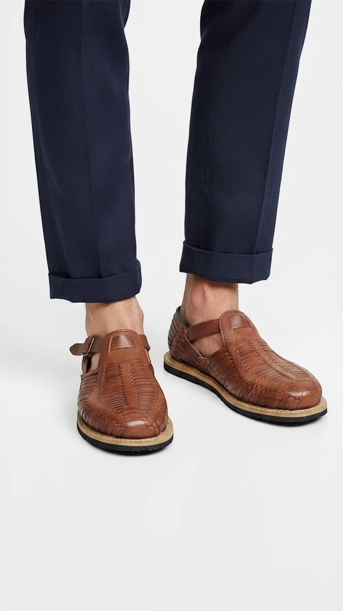 Huaraches ARTESANALRENVAL de piel marrón trenzada a mano con hebilla lateral y suela resistente para hombre.