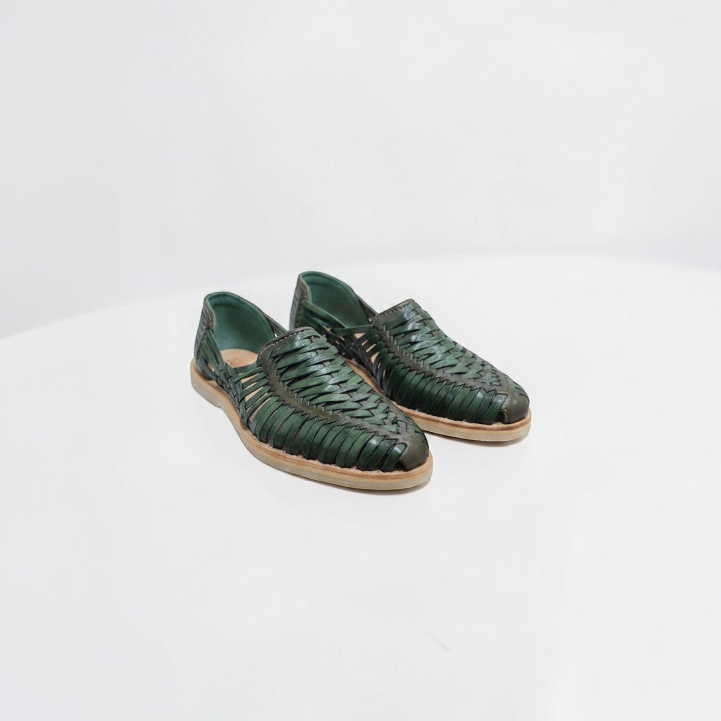 Huaraches ARTESANALRENVAL para hombre en cuero tejido color verde bosque con suela resistente y diseño artesanal