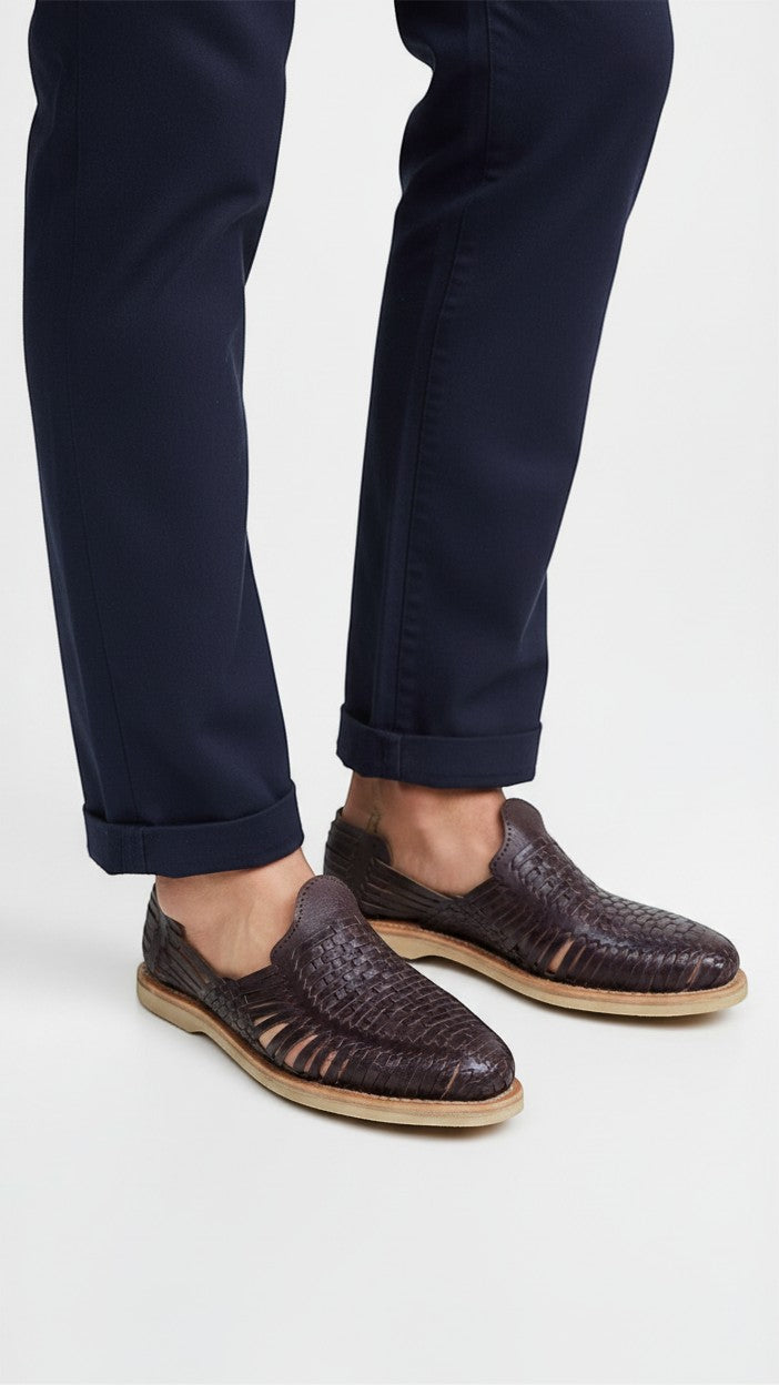 Huaraches ARTESANALRENVAL de piel café con tejido artesanal, diseño fresco y cómodo para uso casual.