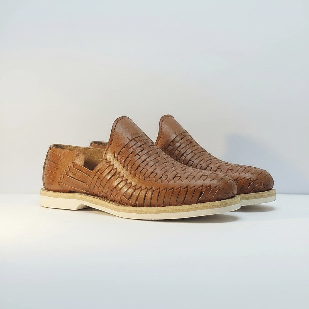 ARTESANALRENVAL huaraches de piel color coñac con tejido artesanal y suela blanca, ideales para uso casual.