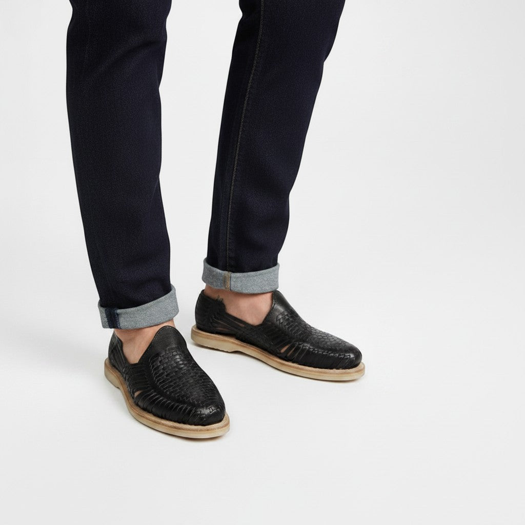 Huaraches ARTESANALRENVAL de piel negra con tejido artesanal, ideales para un estilo casual y fresco.