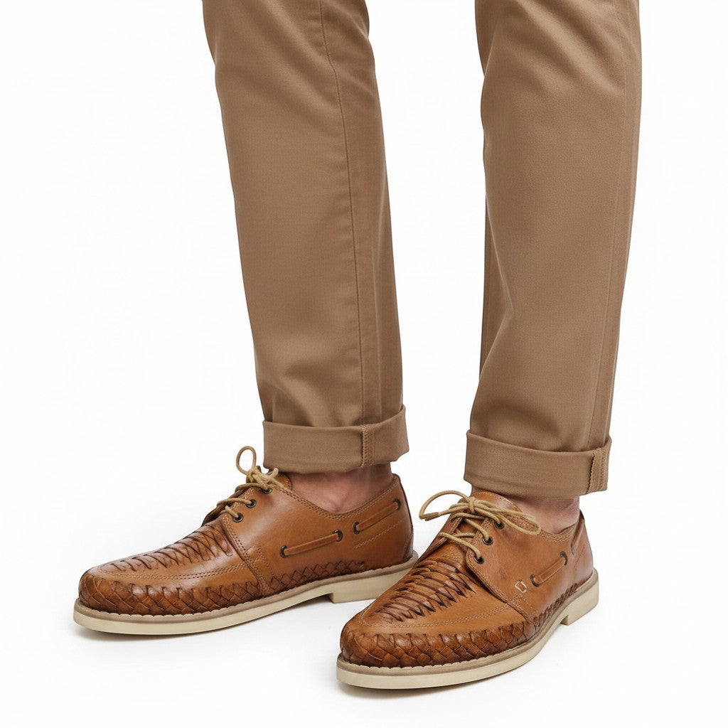 Huaraches ARTESANALRENVAL color tan de piel genuina con tejido artesanal y agujetas, estilo casual y cómodo.