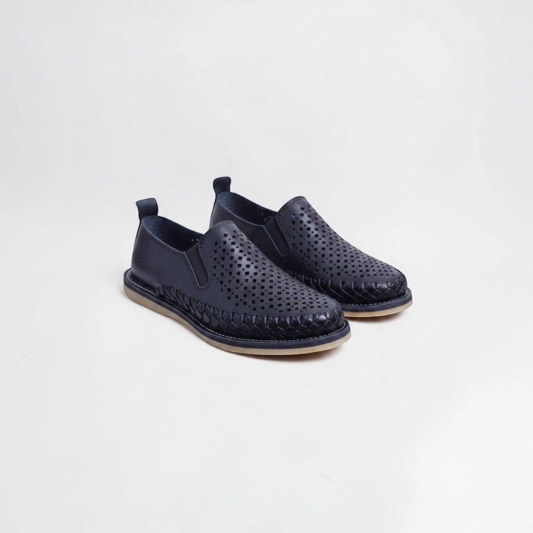 Zapatos ARTESANALRENVAL tipo mocasín de cuero negro con diseño trenzado y perforaciones para hombre