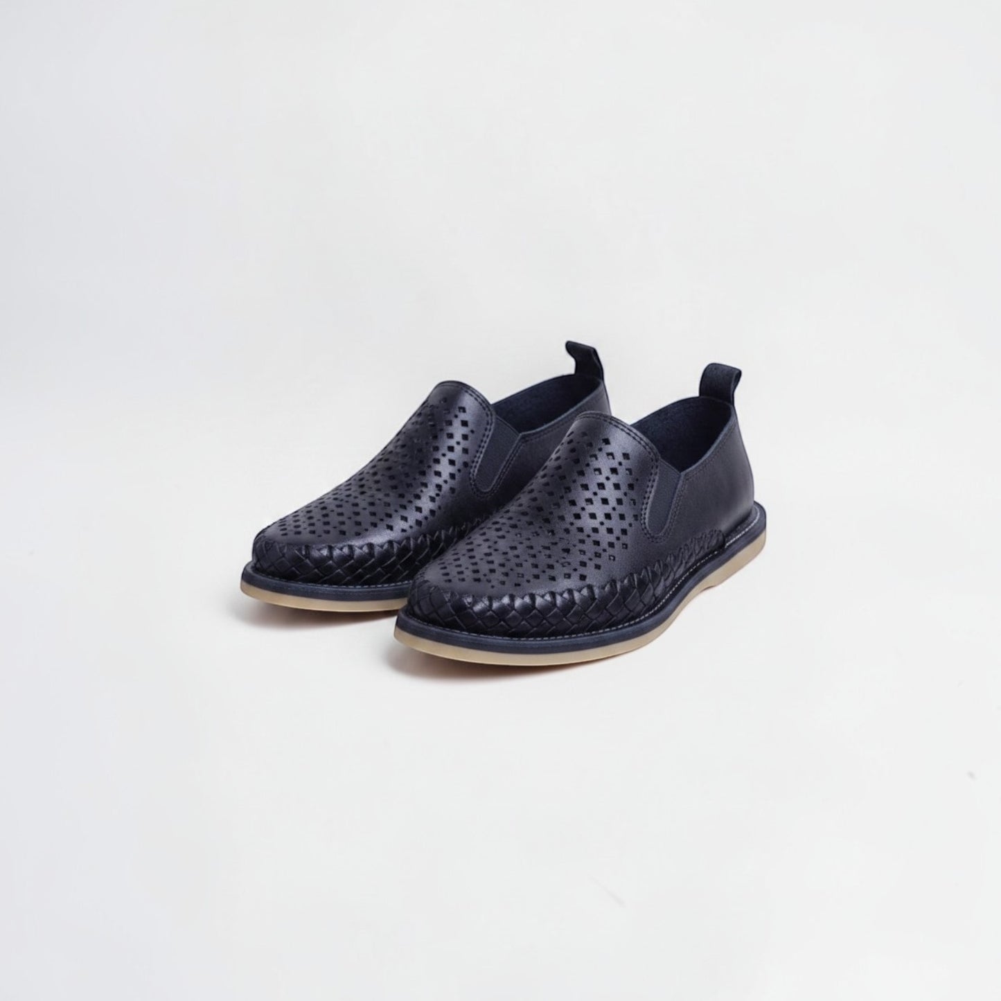 Zapatos ARTESANALRENVAL tipo mocasín en color negro con diseño calado y detalle trenzado en la suela