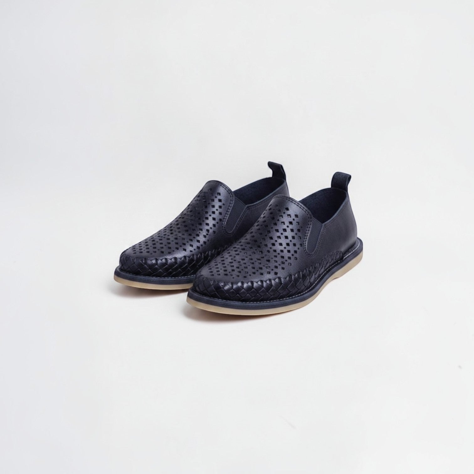 Zapatos ARTESANALRENVAL tipo mocasín en color negro con diseño calado y detalle trenzado en la suela