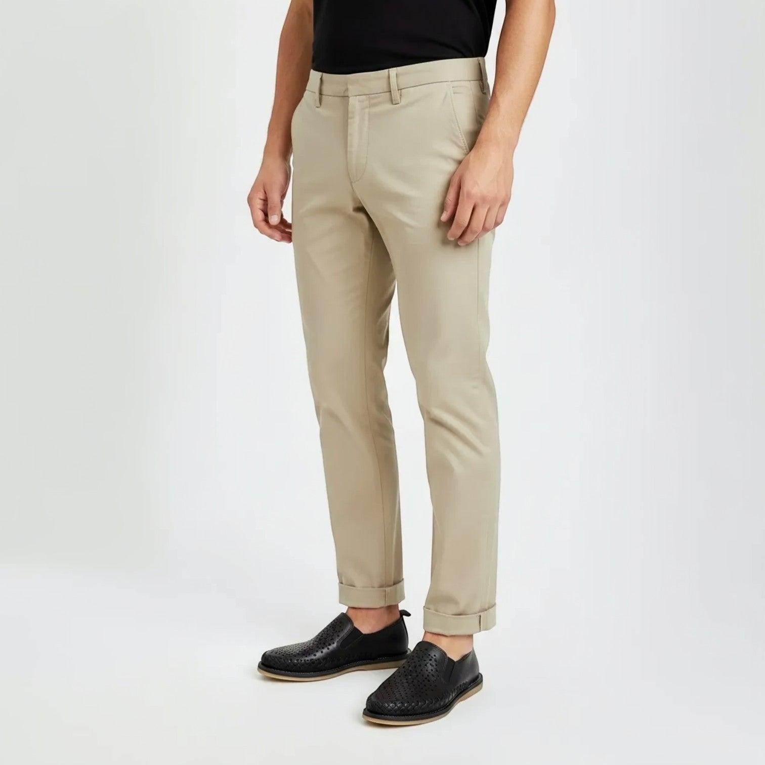 Pantalones chinos beige de algodón ARTESANALRENVAL con corte entallado y bajo vuelto para hombre