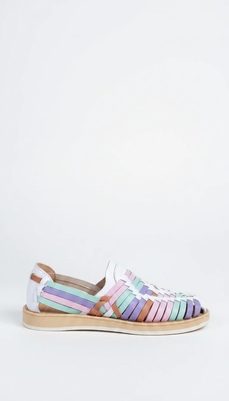 Sandalias huaraches ARTESANALRENVAL de cuero tejido a mano en tonos pastel multicolor con suela plana y punta cerrada.