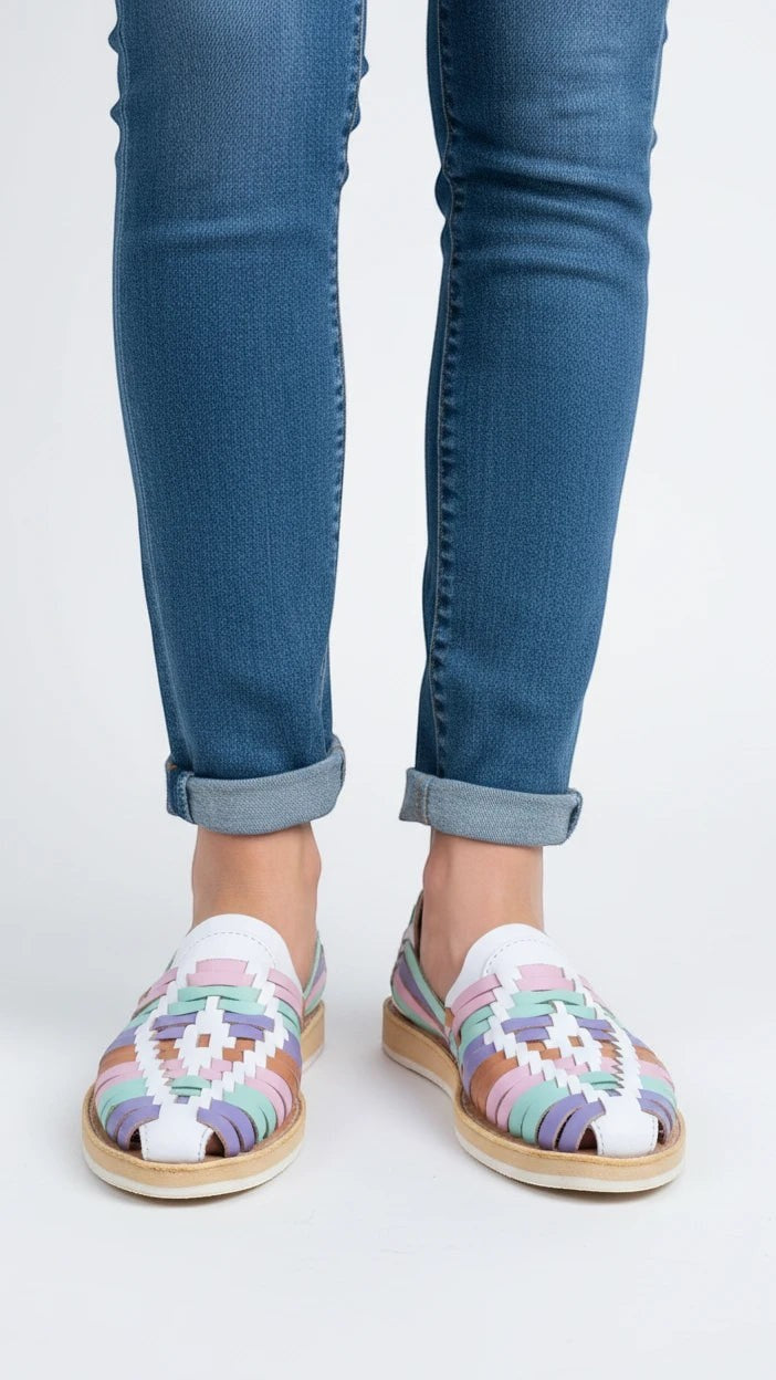 Sandalias huaraches ARTESANALRENVAL tejidas a mano en cuero multicolor con diseño tradicional y suela plana cómoda