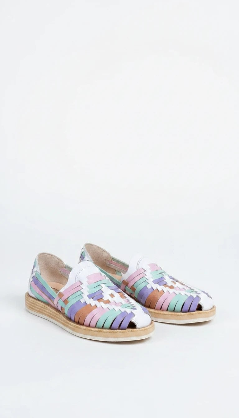 Sandalias huaraches ARTESANALRENVAL tejidas a mano en cuero multicolor con suela plana y diseño de punta cerrada.