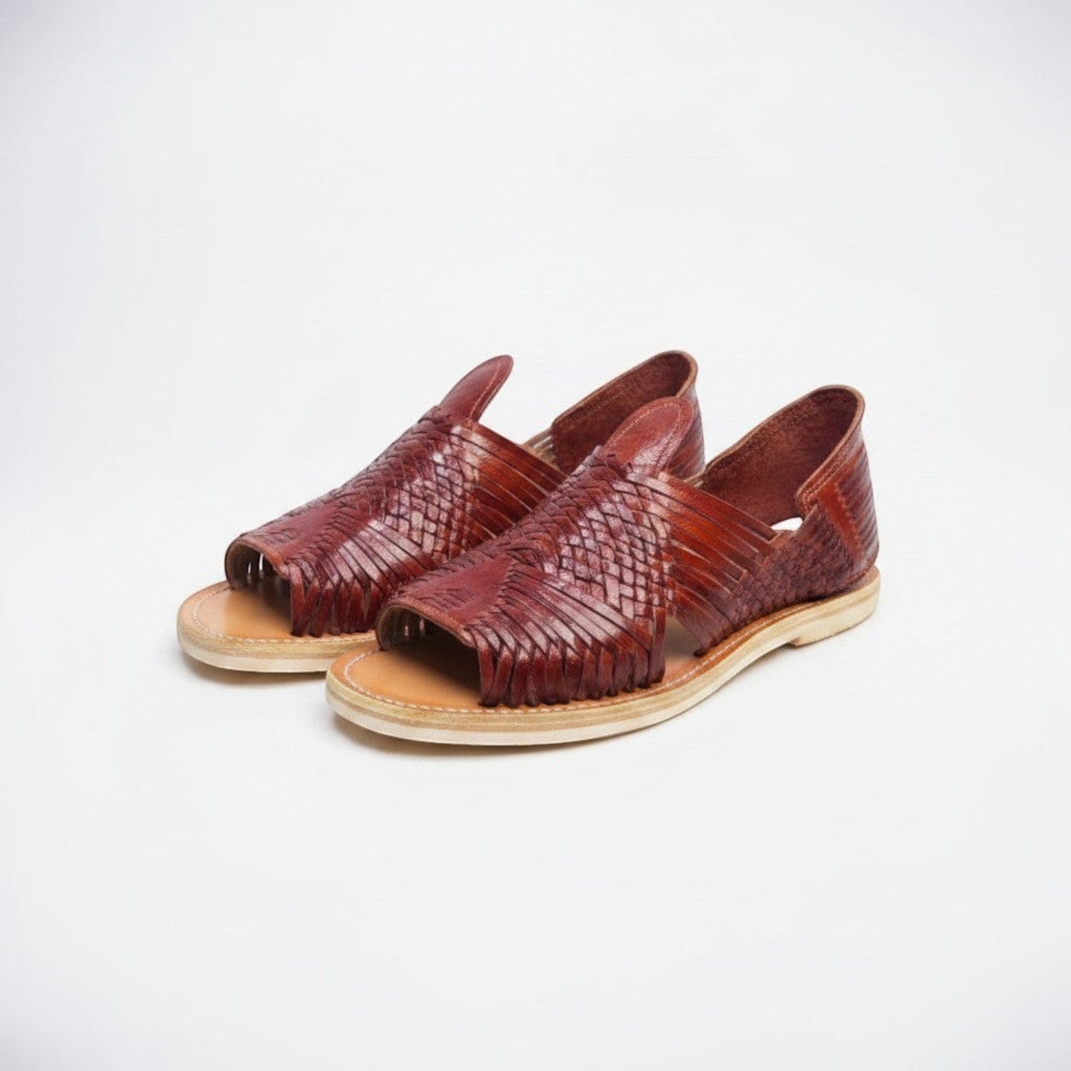 Sandalias huaraches ARTESANALRENVAL de piel marrón tejida a mano con diseño de puntera abierta y suela flexible.