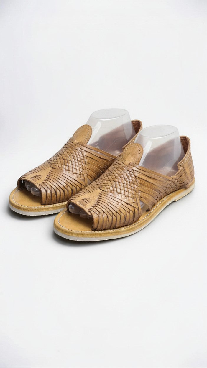 Sandalias ARTESANALRENVAL para hombre en piel marrón con diseño artesanal trenzado y puntera abierta