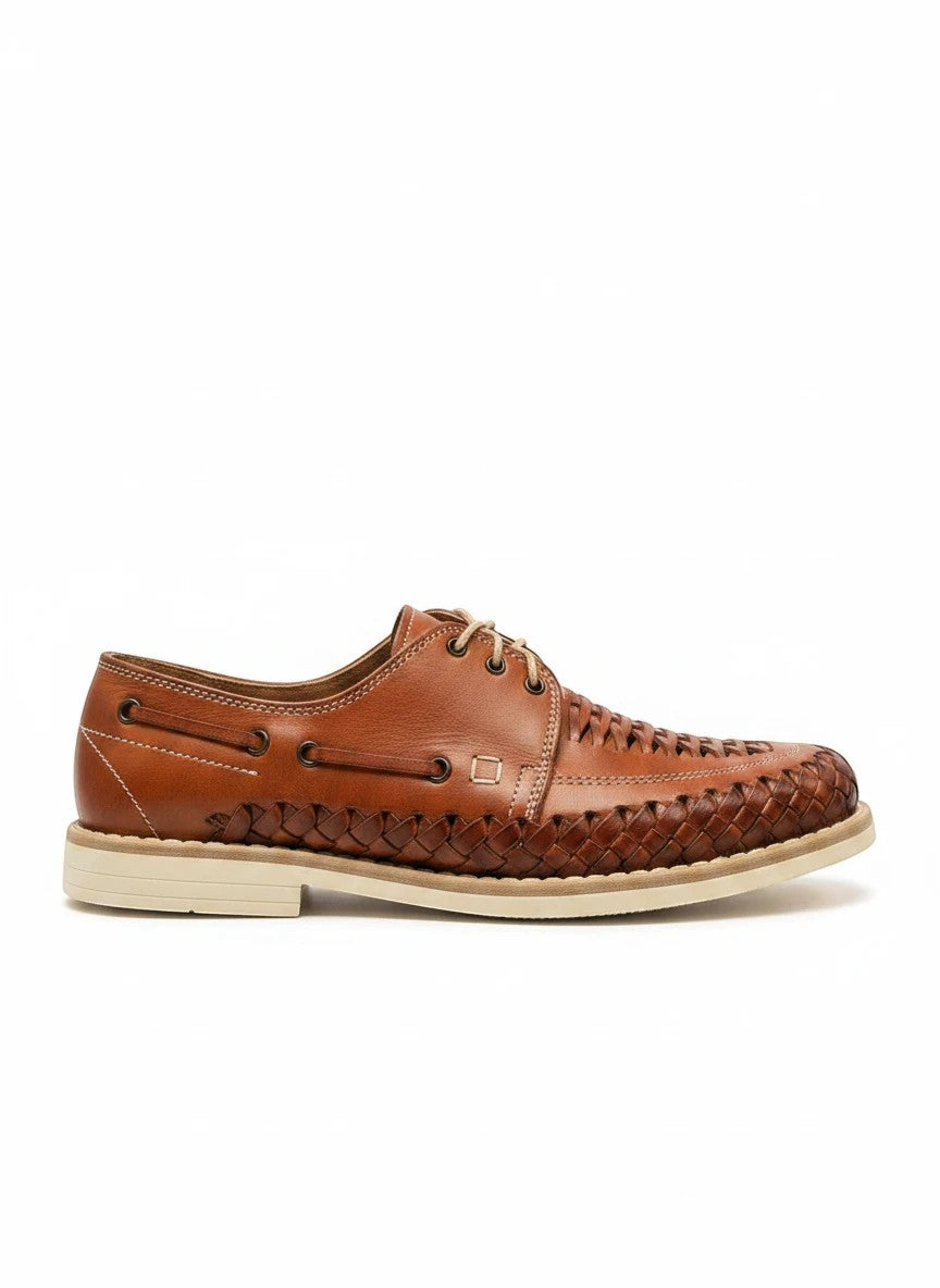ARTESANALRENVAL zapato de piel color coñac con tejido artesanal y agujetas, suela cómoda y resistente.
