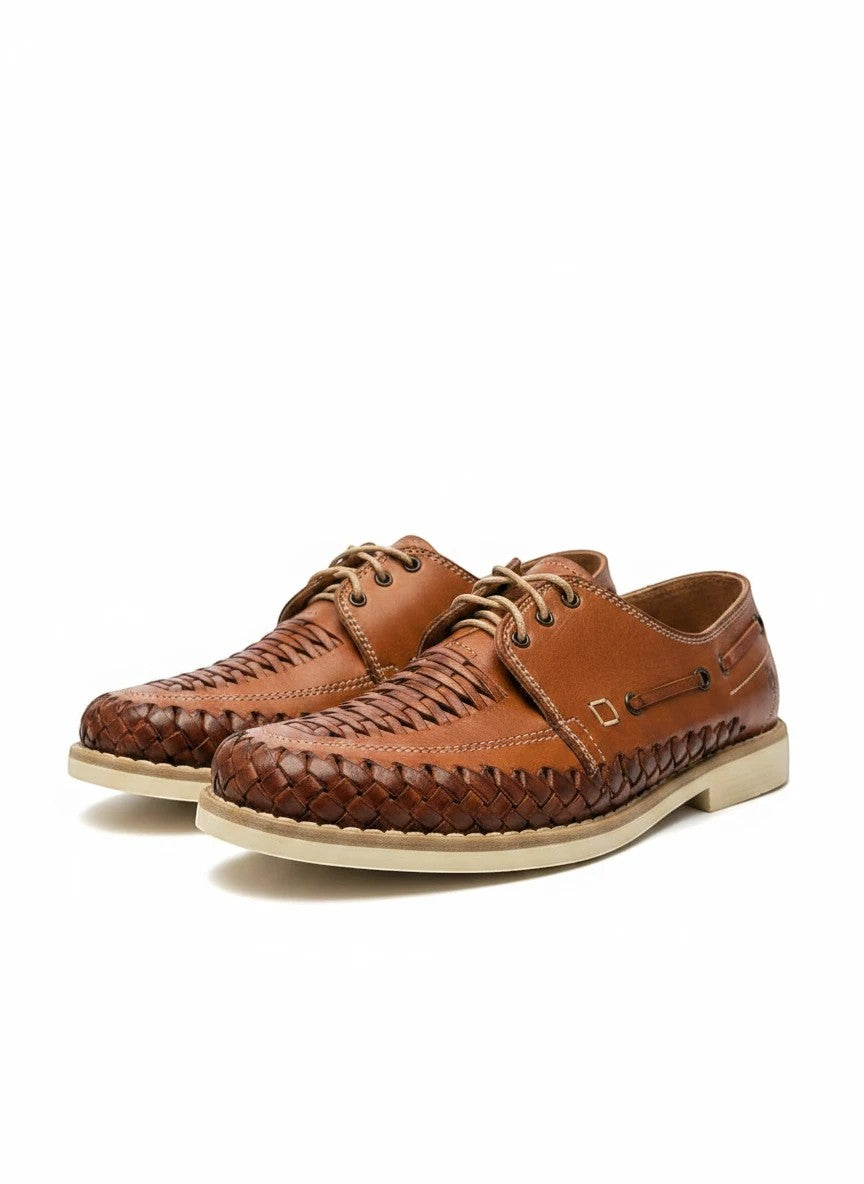 ARTESANALRENVAL Zapatos de piel marrón con tejido artesanal y cordones, ideales para ocasiones formales o uso diario.
