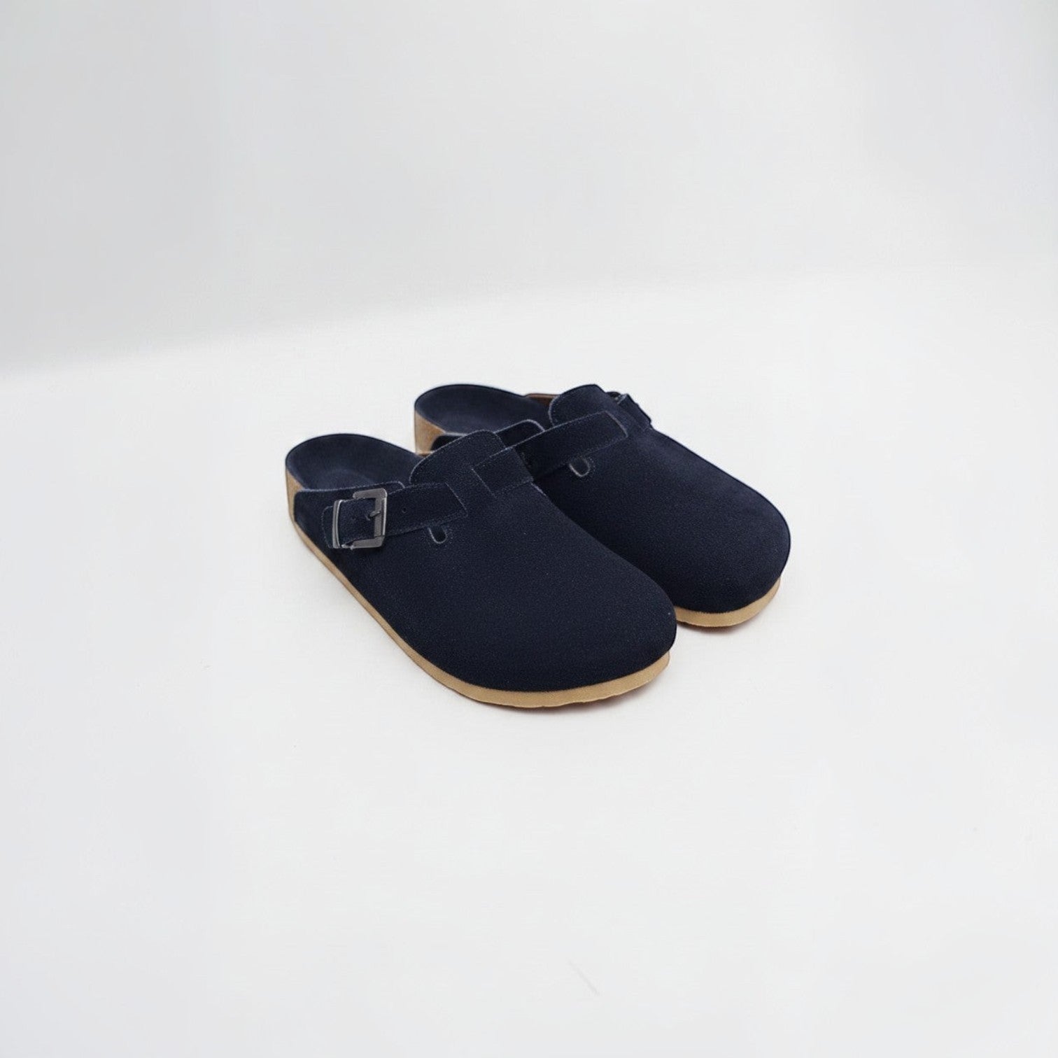 Zuecos ARTESANALRENVAL de ante azul marino con hebilla metálica ajustable y plantilla ergonómica de corcho natural.