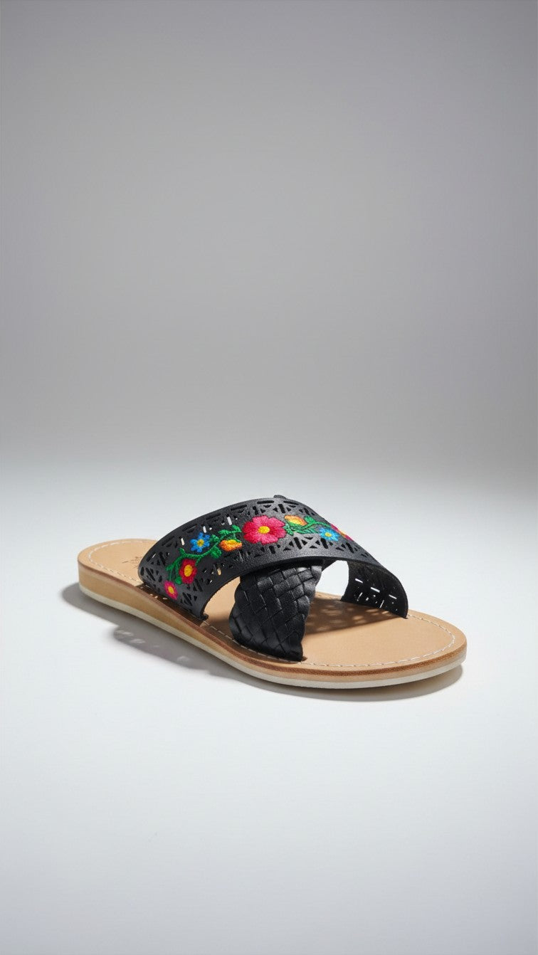 Sandalia negra con diseño trenzado y bordado floral