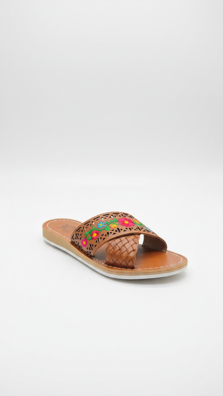 Sandalia miel con flores multicolor bordadas